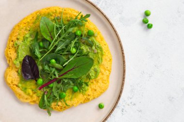 Tofu, guacamole ve sebzeli vejetaryen nohut omleti. Sağlıklı vejetaryen gıda kavramı.