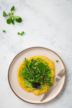 Tofu, guacamole ve sebzeli vejetaryen nohut omleti. Sağlıklı vejetaryen gıda kavramı.