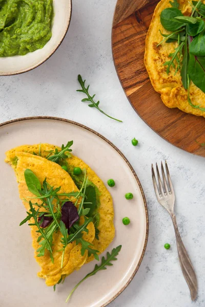 Tofu, guacamole ve sebzeli vejetaryen nohut omleti. Sağlıklı vejetaryen gıda kavramı.