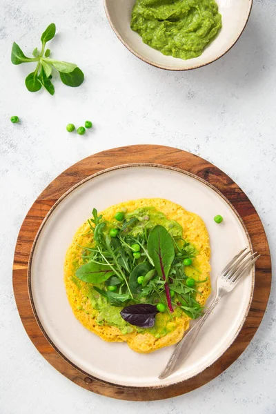 Tofu, guacamole ve sebzeli vejetaryen nohut omleti. Sağlıklı vejetaryen gıda kavramı.