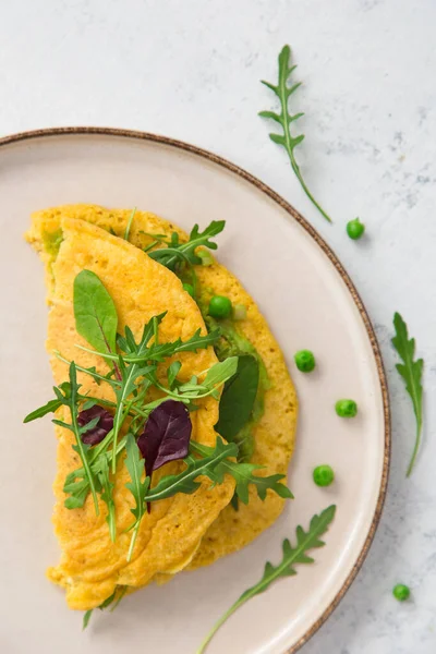 Tofu, guacamole ve sebzeli vejetaryen nohut omleti. Sağlıklı vejetaryen gıda kavramı.