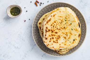 Hint ekmeği ve baharatlı sarımsak.. 