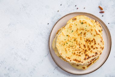 Hint ekmeği ve baharatlı sarımsak.. 