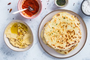 Tabakta baharatlı sarımsaklı Hint ekmeği. Humus ile servis edilir, ayvar..