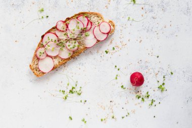 Mayalı taze ev yapımı ekmek, çıtır çıtır ekmek. Bahar turpu ve lahana sandviçi..