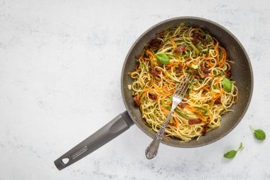 Jülyen sebzeli spagetti, havuç, kabak ve güneşte kurutulmuş domates. Sağlıklı vejetaryen yemeği. Üst görünüm, alanı kopyala.