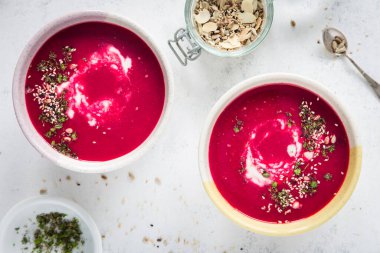 Yabanturpu kremalı pancar kremalı çorba, metin için kopyalama alanı. Diyet, kilo kaybı, vejetaryen yemeği..