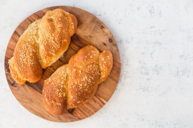 Taze ev yapımı mini challah ekmekleri..