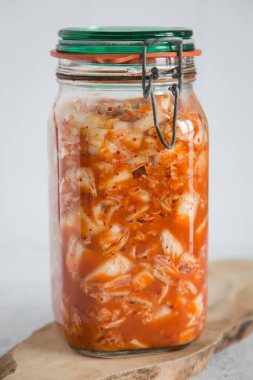 Cam kavanozda mayalanmış kimçi, sağlıklı atıştırmalık, doğal probiyotik, sağlıklı beslenme. Kore 'nin en ünlü geleneksel kimchi yemeği (Napa lahana))
