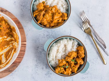 Vegan tikka masala, popüler Hint mutfağı. Hint peynirli köri ve pilav. Rahatlatıcı yemek..