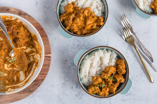 Vegan tikka masala, popüler Hint mutfağı. Hint peynirli köri ve pilav. Rahatlatıcı yemek..