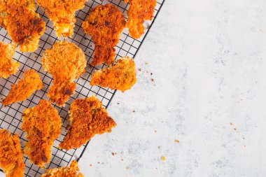 Kızarmış, çıtır çıtır, panko kaplı istiridye mantarı. Vejetaryen lokantası veya öğle yemeği.