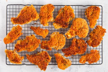 Kızarmış, çıtır çıtır, panko kaplı istiridye mantarı. Vejetaryen lokantası veya öğle yemeği.