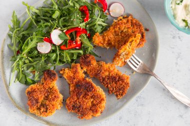 Kızarmış, çıtır çıtır, panko kaplı istiridye mantarı. Salatayla servis ediliyor..