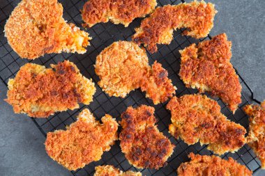 Kızarmış, çıtır çıtır, panko kaplı istiridye mantarı. Vejetaryen lokantası veya öğle yemeği.