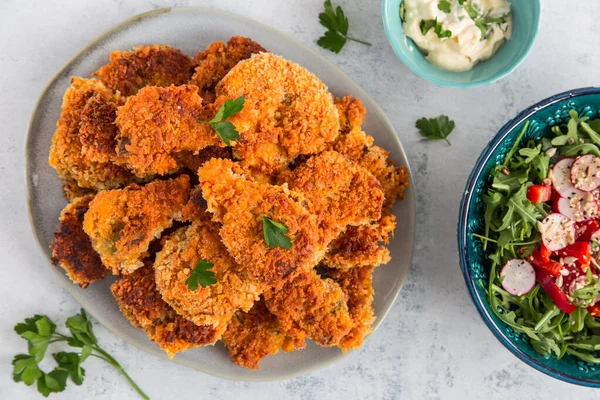 Kızarmış, çıtır çıtır, panko kaplı istiridye mantarı. Salatayla servis ediliyor..
