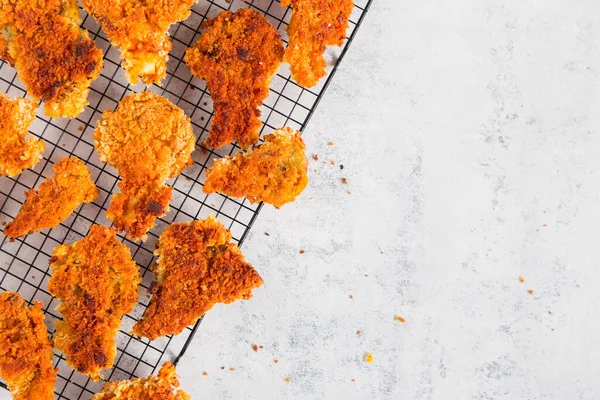 Kızarmış, çıtır çıtır, panko kaplı istiridye mantarı. Vejetaryen lokantası veya öğle yemeği.