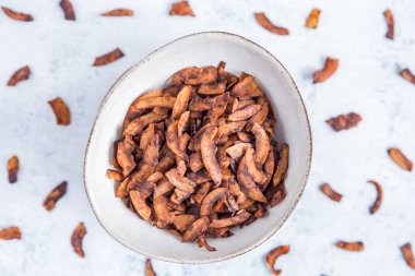 Soya soslu hindistan cevizi cipsi ve füme paprika, vejetaryen pastırması..