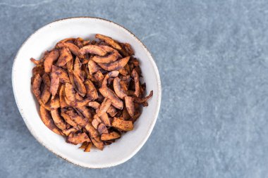 Soya soslu hindistan cevizi cipsi ve füme paprika, vejetaryen pastırması. Metin için yer.