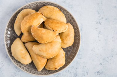 Domates ve ıspanakla doldurulmuş ev yapımı vejetaryen calzone. İtalyan hamur işi.. 