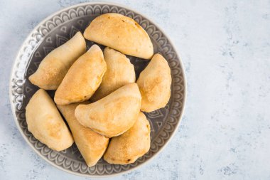 Domates ve ıspanakla doldurulmuş ev yapımı vejetaryen calzone. İtalyan pastası doldurulmuş. Metin için yer.