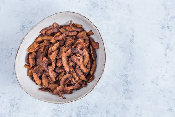 Soya soslu hindistan cevizi cipsi ve füme paprika, vejetaryen pastırması. Metin için yer.