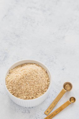 Badem gevreğinden, besin mayasından, deniz tuzundan ve pudra sarımsağından yapılmış vejetaryen parmesan..