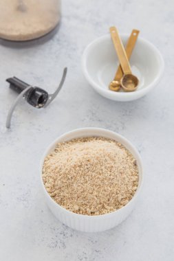 Badem gevreğinden, besin mayasından, deniz tuzundan ve pudra sarımsağından yapılmış vejetaryen parmesan..