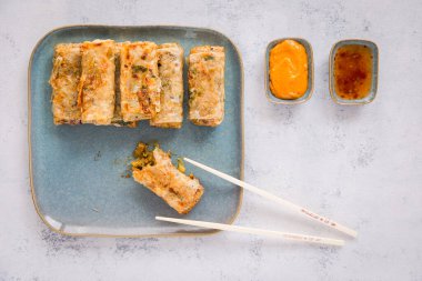 Soslu kızarmış vejetaryen böreği..