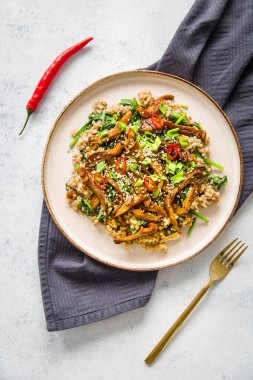 Karabuğday hafif arka planda istiridye mantarı ve ıspanakla yetişir. Sağlıklı beslenme. Metin için yer.