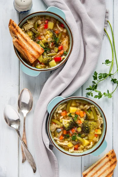 Sebze çorbası, İtalyan sebze çorbası. Lezzetli vegan, sağlıklı Akdeniz çorbası.