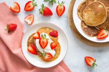 Taze çilek ve kremalı bir tabak vejetaryen krep..