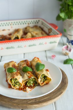 Geleneksel ıspanaklı cannelloni. Tofulu vejetaryen seçeneği. İtalyan mutfağı kavramı.