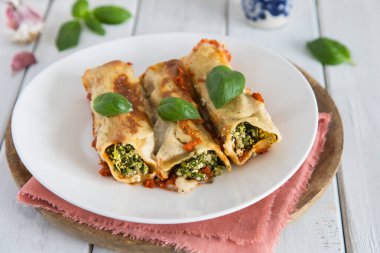Geleneksel ıspanaklı cannelloni. Tofulu vejetaryen seçeneği. İtalyan mutfağı kavramı.
