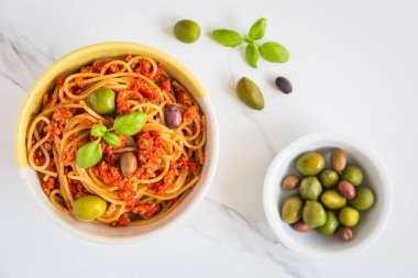 Vejetaryen soya etinden yapılan yavaş pişmiş vejetaryen spagetti bolonezi. Rahatlatıcı yemek..