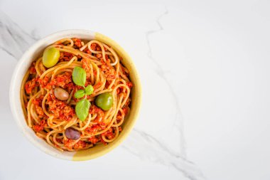 Vejetaryen soya etinden yapılan yavaş pişmiş vejetaryen spagetti bolonezi. Rahatlatıcı yemek..