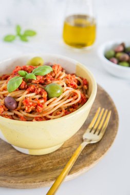 Vejetaryen soya etinden yapılan yavaş pişmiş vejetaryen spagetti bolonezi. Rahatlatıcı yemek..