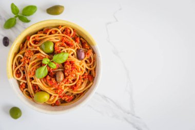 Vejetaryen soya etinden yapılan yavaş pişmiş vejetaryen spagetti bolonezi. Rahatlatıcı yemek..