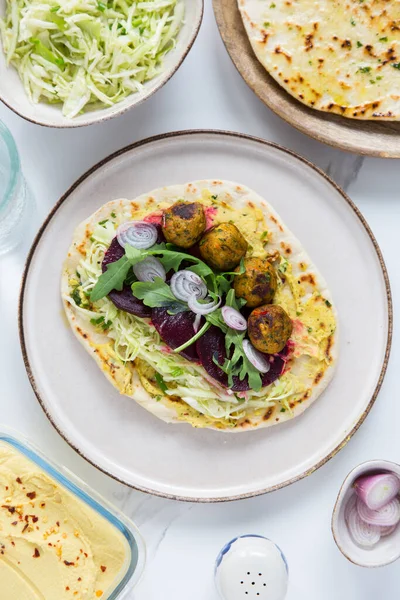 Salata, humus ve pancar kökü ile servis edilen taze vejetaryen topları..