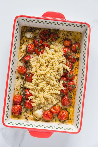 Gebakken Feta Noedels Gebakken Tomaten Met Veganistische Feta Kaas Knoflook — Stockfoto