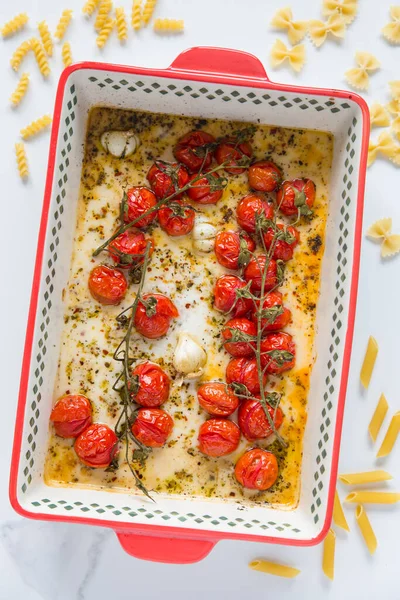 Gebakken Feta Noedels Gebakken Tomaten Met Veganistische Feta Kaas Knoflook — Stockfoto