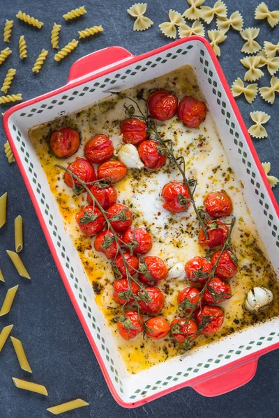 Tagliatelle Feta Forno Pomodori Forno Con Formaggio Feta Vegan Aglio — Foto Stock