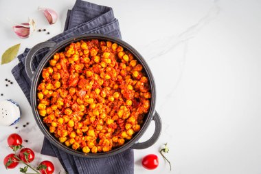 Domates soslu lezzetli nohut tabağı açık arka planda, tekst için yer var..