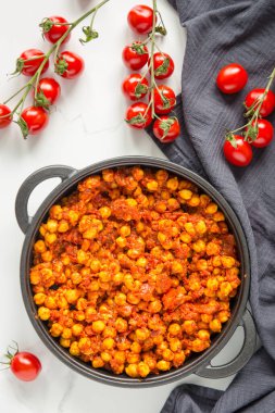 Domates soslu lezzetli nohut tabağı açık arkaplanda..