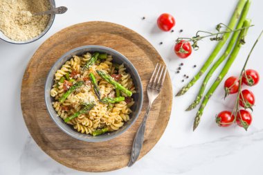 Kuşkonmaz, kurutulmuş domates ve parmesanlı makarna. Vegan, rahat yemek..