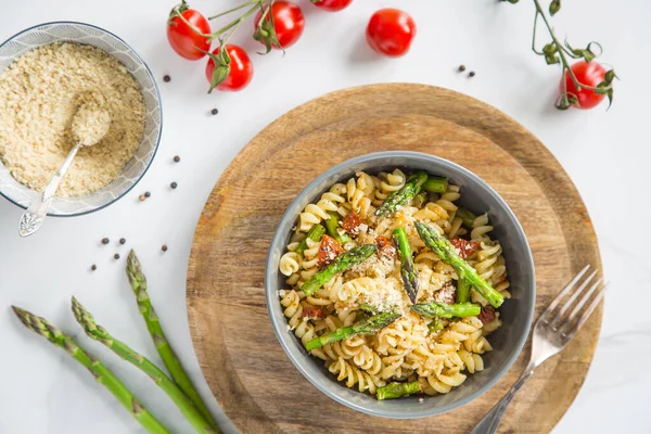 Kuşkonmaz, kurutulmuş domates ve parmesanlı makarna. Vegan, rahat yemek..