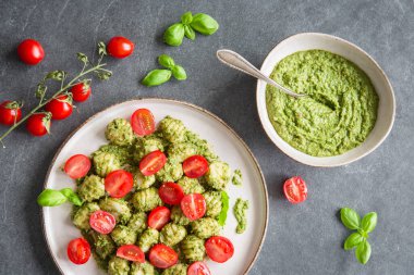 Yeşil soslu patates gnocchi. Sağlıklı vejetaryen gıda kavramı.