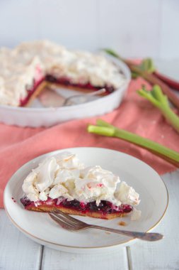 Ev yapımı ravent ve kremalı pasta..