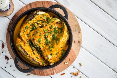 Köri sosunda pişirilmiş taze lahana, sağlıklı yiyecekler. Tekst için yer.