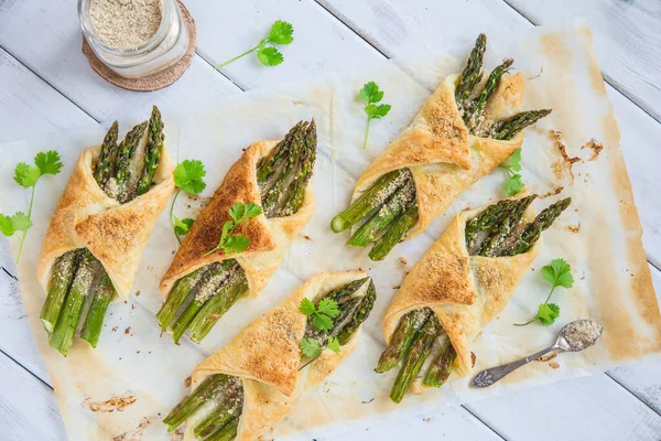 Parmesanlı vejetaryen peynirli puf böreğinde pişirilmiş yeşil kuşkonmaz. Tekst için yer.